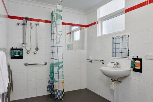 珀斯Baileys Parkside Motel by VetroBlu的一间带水槽和淋浴的浴室