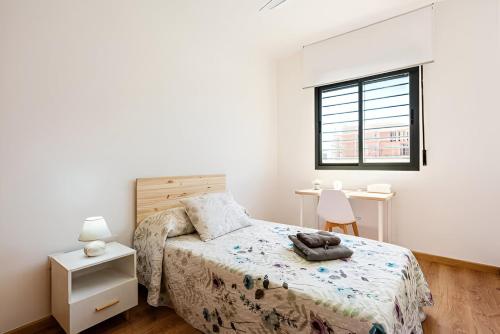 马拉加Ven descansa y conoce Málaga的白色的卧室设有床和窗户