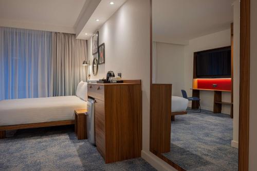 伦敦汉普顿伦敦滑铁卢希尔顿酒店的酒店客房,配有床和电视