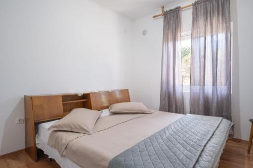 普利兹巴Seaside secluded apartments Cove Vela Borova, Korcula - 15062的一间卧室设有一张大床和窗户