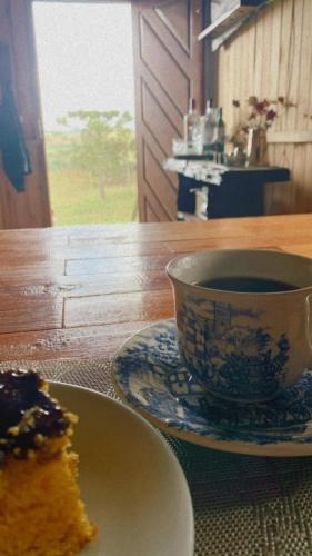 邦雅尔丁-达塞拉Gralha Azul的一杯咖啡和一块蛋糕在桌子上