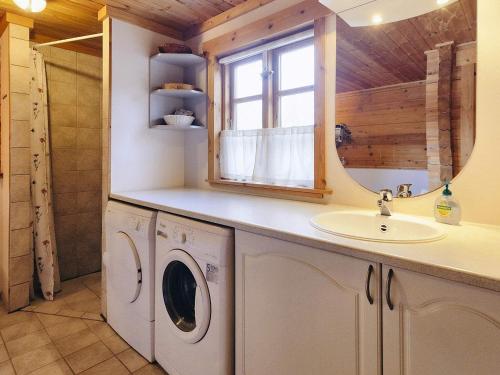 莱斯Holiday home Læsø XII的一间带水槽和洗衣机的浴室