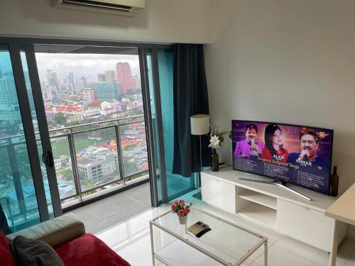 吉隆坡Summer suites klcc by Peaceful Nest的一间带电视和大窗户的客厅