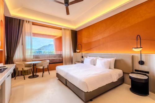 奥南海滩Hotel Adam Krabi的酒店客房配有一张床铺和一张桌子。