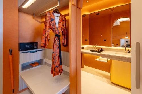 奥南海滩Hotel Adam Krabi的浴室设有水槽,墙上挂着长袍