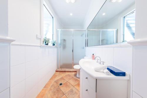 悉尼Gaslight Inn - Adults Only的白色的浴室设有水槽和淋浴。
