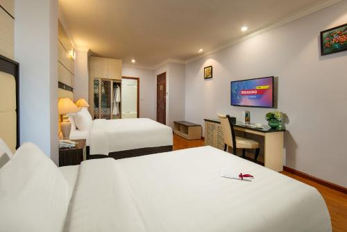 Hang SuốiWindy Garden Hostel的酒店客房配有两张床和一张书桌
