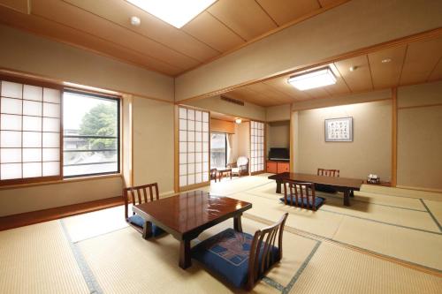 成田若松本酒店的客房设有桌椅和窗户。