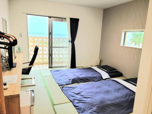 石垣岛Cruz Del Sur - Vacation STAY 11608v的一间卧室设有一张床和一个大窗户