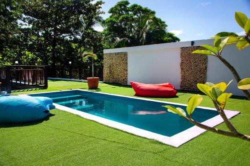 长滩岛Chillax Boracay的草地庭院中间的游泳池
