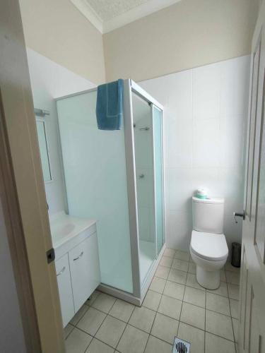 KandosKandos Hotel的一间带卫生间和玻璃淋浴间的浴室