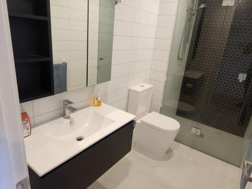 墨尔本Modern Apartment Airport Area的浴室配有卫生间、盥洗盆和淋浴。