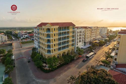 会安Little Residence- A Boutique Hotel & Spa的城市建筑物的顶部景观