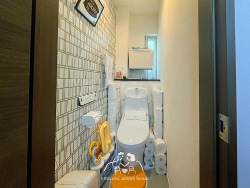 札幌〈二人部屋〉駐車場無料&地下鉄駅から950m、札幌新築戸建、施設が豊富、最大三名可能的一间小浴室,内设两个卫生间