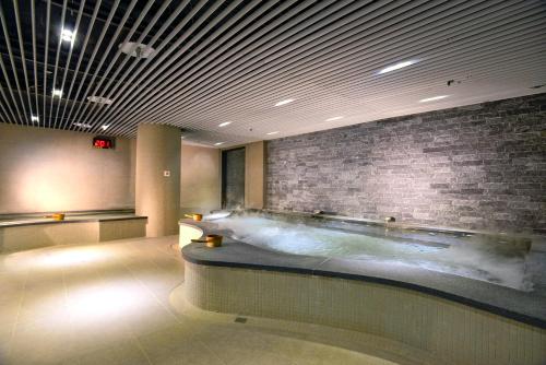 台北大地酒店的砖墙客房内的大浴缸