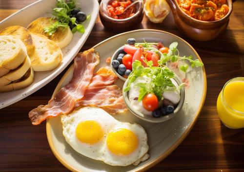 上海上海大宁福朋喜来登酒店的一张桌子,上面放两个鸡蛋,培根和面包
