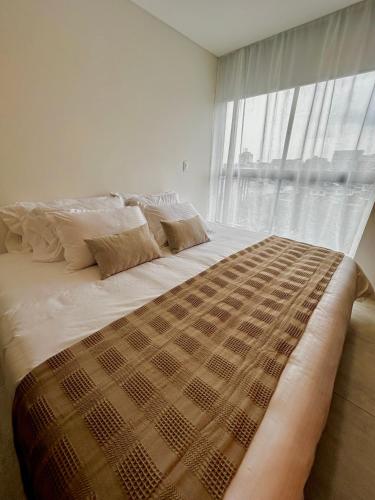 亚美尼亚INTO suites, suite de lujo的一间卧室设有一张大床和大窗户