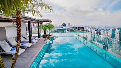 岘港Cicilia Hotels & Spa Danang Powered by ASTON的建筑物屋顶上的游泳池
