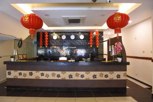 吉隆坡hotel bintang的一间设有红色灯笼的餐厅内的酒吧