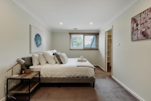 金斯顿Modern apartment in the heart of Canberra的一间卧室配有一张床和一张沙发