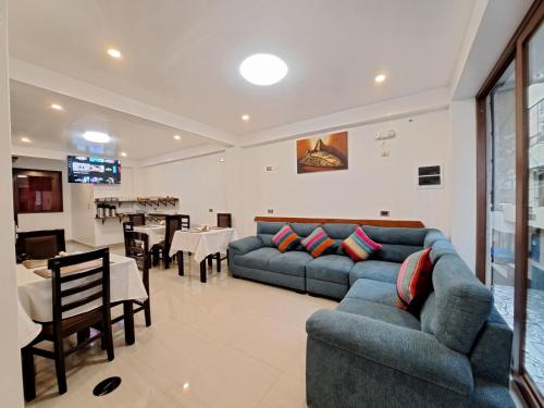 马丘比丘Inti Pacha Palace Machupicchu的带沙发的客厅和用餐室