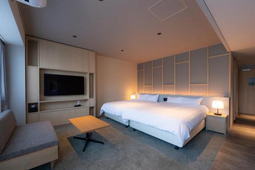 武雄市OND HOTEL（オンドホテル）的一间带大床和电视的卧室