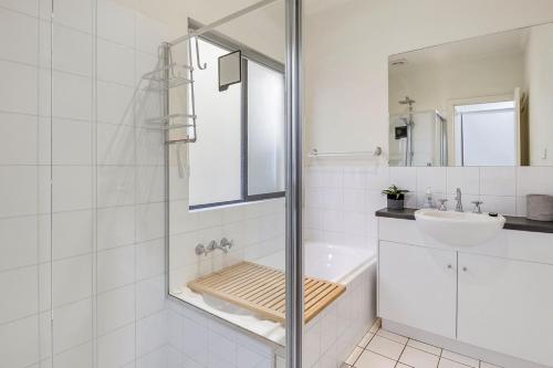 诺曼维尔3 61 St Andrews Boulevard的白色的浴室设有水槽和淋浴。