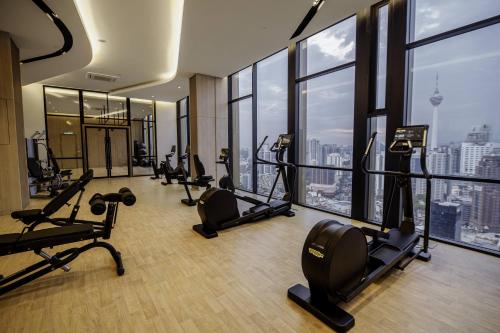 吉隆坡莱恩酒店的大楼内带跑步机和椭圆机的健身房