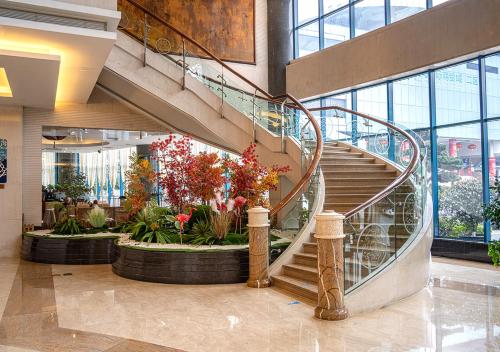 义乌贝斯特韦斯特（精品）海洋酒店的大厅,大楼内有一个螺旋楼梯
