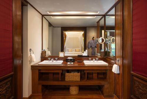 仰光Governor's Residence的一间带两个盥洗盆和大镜子的浴室