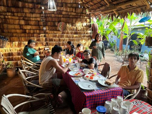 姆托瓦姆布Ava garden backpackers的一群坐在桌子旁吃食物的人