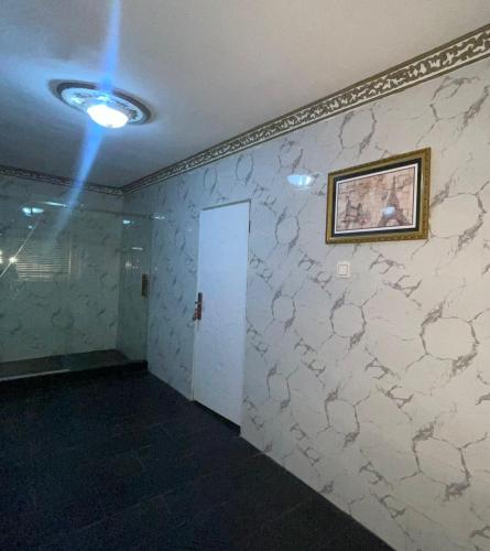 拉各斯Ikorodu Guest House的墙上画的空房间