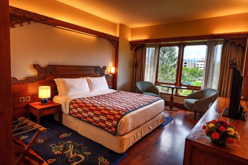 加德满都雅克和雪人酒店的酒店客房设有一张床和一个大窗户