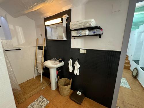 塞埃欣Casa Simón plaza Alfaro的浴室设有白色水槽和黑色墙壁
