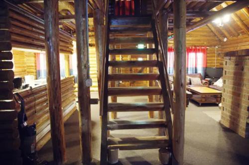 阿什福德Log Cabin at Rainier Lodge (0.4 miles from entrance)的木楼梯,位于带客厅的房间