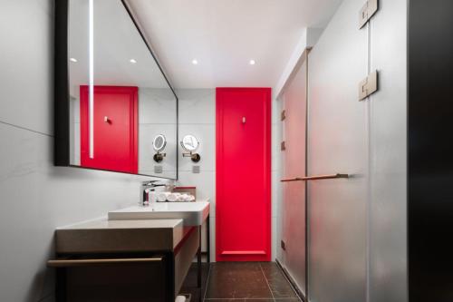南京南京滨江雅高瑞享酒店的浴室设有红色橱柜和红色门