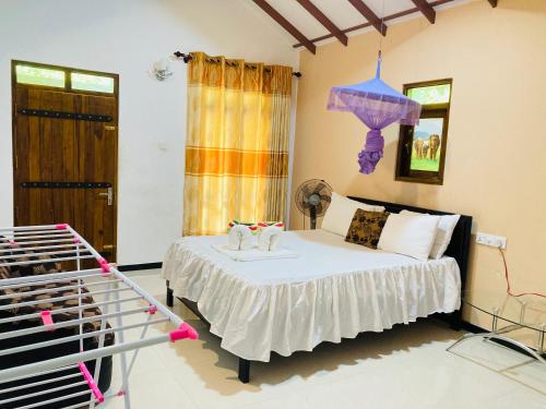 达瓦拉维suncity privacy cottages的一间卧室,配有一张床铺,上面有两只猫