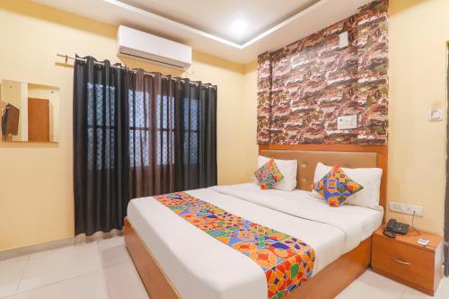 KakarmathaFabHotel Swarn Banquet的一间卧室设有一张床和一个窗口