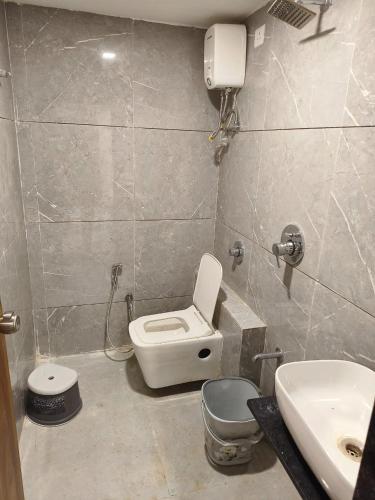 艾哈迈达巴德Hotel Palak Palacce的一间带卫生间和水槽的浴室