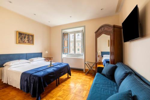 罗马玛蒂娜别墅的一间卧室配有一张床和一张蓝色的沙发