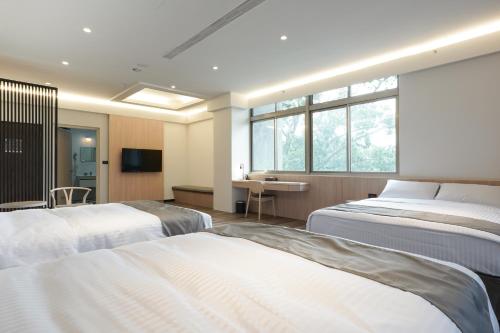 白河关子岭富野温泉会馆的酒店客房配有两张床和一张书桌