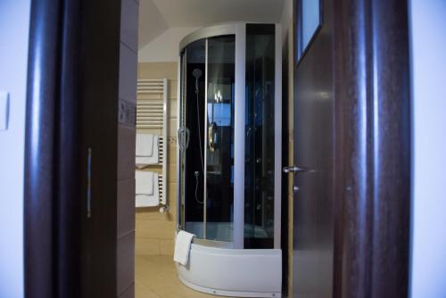 萨图马雷Hotel President的走廊里的一个玻璃电梯