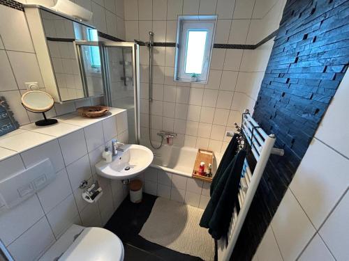 Essensaniert zentrale 2Zi Wohnung Messe Essen的一间带卫生间和水槽的浴室