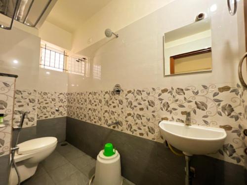 班加罗尔Sai Manyata Inn, Bangalore的一间带水槽和卫生间的浴室