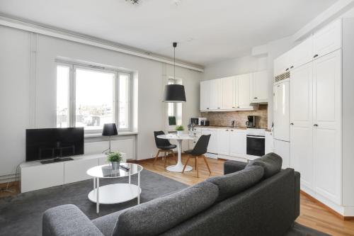 赫尔辛基Kotimaailma Apartments Kamppi - 1BR with key code in the city center的客厅配有沙发和桌子