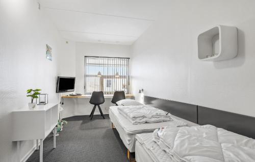 凡岛2 Bedroom Nice Apartment In Fan的一间医院间,配有两张床和一张书桌