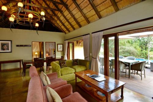 马迪克韦狩猎保护区Motswiri Private Safari Lodge的客厅配有沙发和桌子