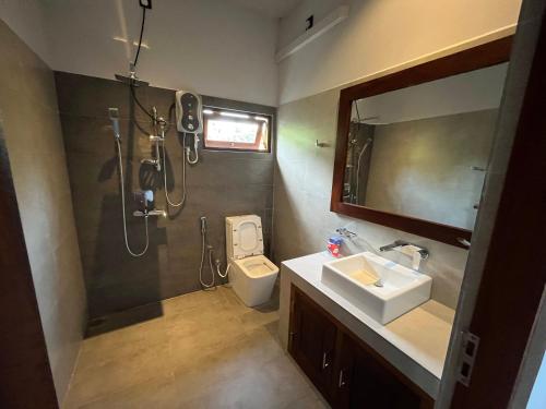 米迪加马东Cozy Corner - Midigama的带淋浴、卫生间和盥洗盆的浴室