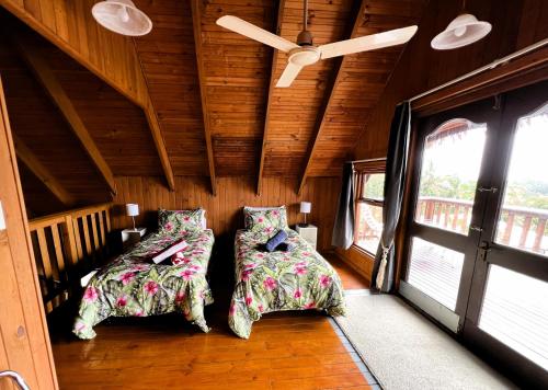 穆里Muri Vista Villas的天花板客房内的两张床