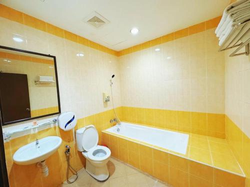 马西GRAND FAR EAST HOTEL SDN BHD的带浴缸、卫生间和盥洗盆的浴室